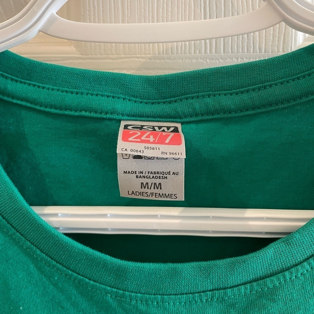 Kiss me I’m Canadian green St Patrick’s day tshirt Molson Canada - Picture 2 of 3